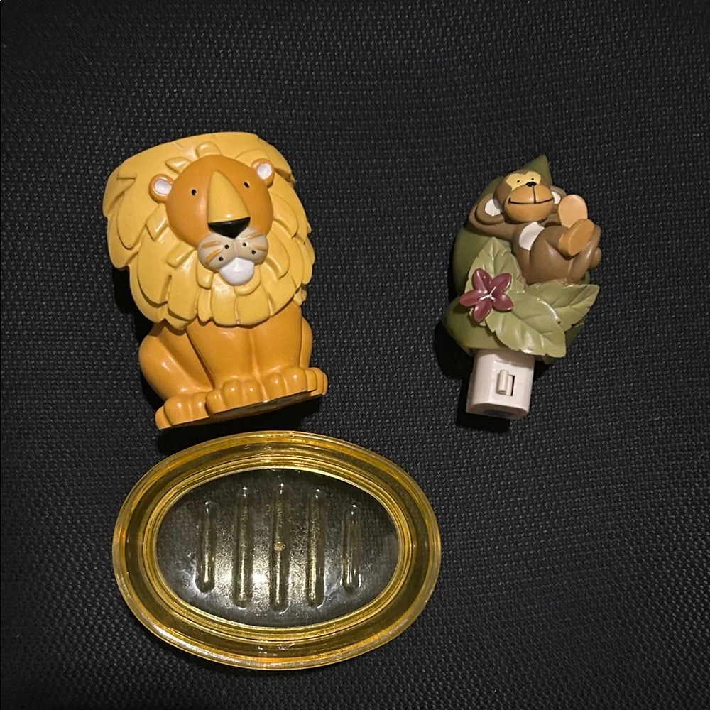 Bathroom decorative set Lion and Monkey 3 piece set: EUC